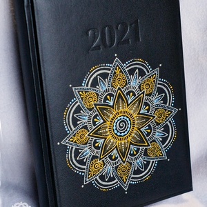 Határidőnapló arany-világoskék-ezüst mandala mintával, A/5-ös, napi beosztású naptár, szabadkézzel festett egyedi napló - otthon & életmód - papír, írószer - jegyzetfüzet & napló - Meska.hu