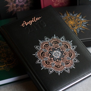 Határidőnapló vörösréz-rózsaszín-fehér mandala mintáva, A/5-ös, napi beosztású naptár, festett egyedi napló - otthon & életmód - papír, írószer - jegyzetfüzet & napló - Meska.hu