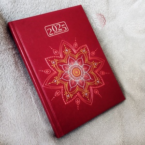 Határidőnapló A/5-ös napi beosztású mandala mintás határidőnapló, bordó színben, mandalás naptár, festett egyedi napló - otthon & életmód - papír, írószer - jegyzetfüzet & napló - Meska.hu