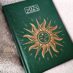 Határidőnapló A/5-ös napi beosztású, sötétzöld színben, nap motívumos naptár, festett egyedi napló lótusz mandala  - Meska.hu