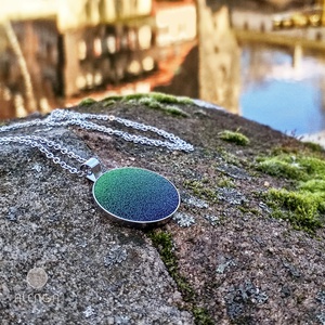 Színátmentes nyaklánc, fűzöld-sötétkék színben, 14mm-es medállal.  ZSŰRIZETT TERMÉK - ékszer - nyaklánc - medálos nyaklánc - Meska.hu