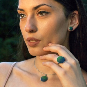 Színátmentes bedugós fülbevaló, fűzöld-sötétkék színben, 10mm-es.  ZSŰRIZETT TERMÉK - ékszer - nyaklánc - medálos nyaklánc - Meska.hu