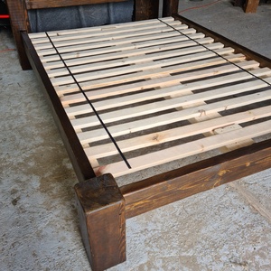 Rusztikus barna fenyőágy, fenyő ágykeret, 140x200 cm fa matractartóval, extra erős 70 kg kivitelben - otthon & életmód - bútor - ágy - ágykeretek - Meska.hu