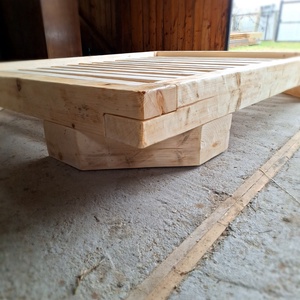 Rusztikus barna fenyőágy, fenyő ágykeret, 160x200 cm fa matractartóval, gerendából - otthon & életmód - bútor - ágy - ágykeretek - Meska.hu