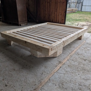 Rusztikus barna fenyőágy, fenyő ágykeret, 160x200 cm fa matractartóval, gerendából - otthon & életmód - bútor - ágy - ágykeretek - Meska.hu