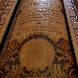 Fa díszdobozos és égetett égerfa címkés vörösbor - élelmiszer - alkoholos italok - Meska.hu
