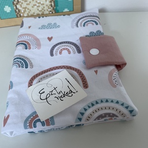 Eü kiskönyv borító - szivárványos - baba - mama - babaemlékek - egészségügyi kiskönyv borító - Meska.hu