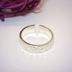 Női vagy férfi karikagyűrű, kalapált, ezüst, 55-ös méret (EGY.044) - ékszer - gyűrű - kerek gyűrű - Meska.hu