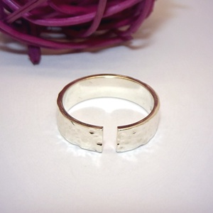 Női vagy férfi karikagyűrű, kalapált, ezüst, 55-ös méret (EGY.044) - ékszer - gyűrű - kerek gyűrű - Meska.hu