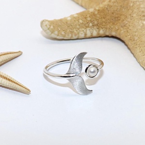 Delfin uszony fehér igazgyönggyel, női ezüst gyűrű, 62-es méret, állítható (EGY.291) - ékszer - gyűrű - gyöngyös gyűrű - Meska.hu