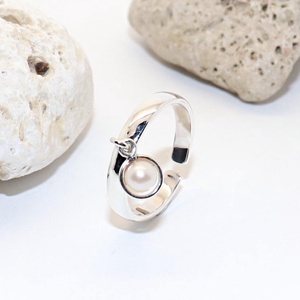 Karikagyűrű mozgó fehér gyönggyel, női ezüst gyűrű, 59-es méret, állítható (EGY.199), Ékszer, Gyűrű, Gyöngyös gyűrű, Ékszerkészítés, Ötvös, MESKA