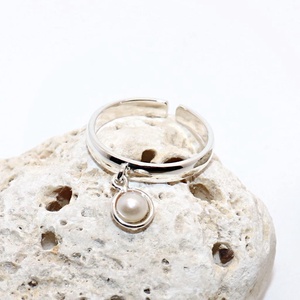 Karikagyűrű mozgó fehér gyönggyel, női ezüst gyűrű, 59-es méret, állítható (EGY.199) - ékszer - gyűrű - gyöngyös gyűrű - Meska.hu