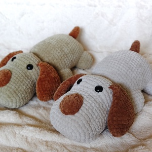 Keksz - horgolt fekvő kutyus / puha amigurumi plüss - játék & sport - plüssállat & játékfigura - kutya - Meska.hu