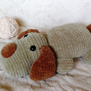 Dió - horgolt fekvő kutyus / puha amigurumi plüss - játék & sport - plüssállat & játékfigura - kutya - Meska.hu