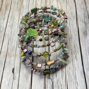 Vízi tündér borzas karkötő, Ékszer, Karkötő, Memóriadrótos karkötő, Ékszerkészítés, Gyöngyfűzés, gyöngyhímzés, MESKA