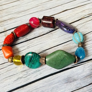 Bohó szivárvány karkötő ásványokkal, Ékszer, Karkötő, Ásványkarkötő, Gyöngyfűzés, gyöngyhímzés, Ékszerkészítés, MESKA