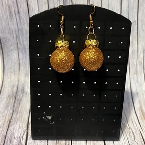 Karácsonyi gömb glitteres fülbevaló, Karácsony, Karácsonyi ruházat, Karácsonyi ruha kiegészítők, Ékszerkészítés, Gyöngyfűzés, gyöngyhímzés, MESKA