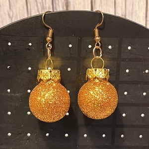 Karácsonyi gömb glitteres fülbevaló - karácsony - karácsonyi ruházat - karácsonyi ruha kiegészítők - Meska.hu