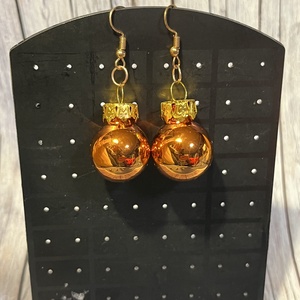 Karácsonyi gömb fülbevaló, Karácsony, Karácsonyi ruházat, Karácsonyi ruha kiegészítők, Ékszerkészítés, Gyöngyfűzés, gyöngyhímzés, MESKA