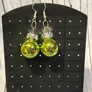 Karácsonyi gömb fülbevaló, Karácsony, Karácsonyi ruházat, Karácsonyi ruha kiegészítők, Ékszerkészítés, Gyöngyfűzés, gyöngyhímzés, MESKA