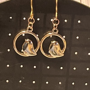 Téli madáretetés fülbevaló, Ékszer, Fülbevaló, Lógó fülbevaló, Gyöngyfűzés, gyöngyhímzés, Ékszerkészítés, MESKA