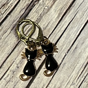 Fekete macska fülbevaló - ékszer - fülbevaló - lógó fülbevaló - Meska.hu