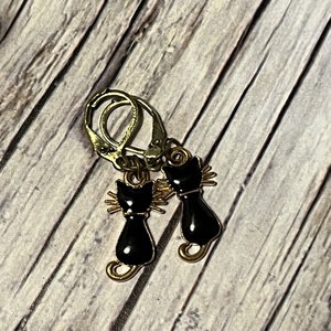 Fekete macska fülbevaló - ékszer - fülbevaló - lógó fülbevaló - Meska.hu