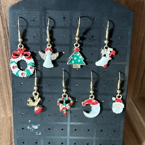 Felemás mikulás fülbevaló, Ékszer, Fülbevaló, Lógó fülbevaló, Gyöngyfűzés, gyöngyhímzés, Ékszerkészítés, MESKA