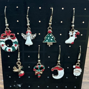 Felemás mikulás fülbevaló - ékszer - fülbevaló - lógó fülbevaló - Meska.hu