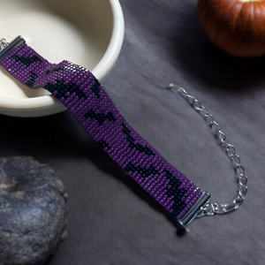 Misztikus Denevér Karkötő - gyöngyfűzött, állítható méretű karkötő, lila alapon fekete denevérekkel, Halloween - Meska.hu