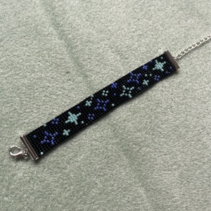 Éjszakai Csillagvarázs Karkötő -varázslatos, állítható, gyöngyfűzött karkötő, fekete alapon kék csillagok és csillanások - otthon & életmód - dekoráció - halloween - halloweeni ékszerek - Meska.hu