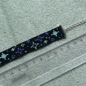 Éjszakai Csillagvarázs Karkötő -varázslatos, állítható, gyöngyfűzött karkötő, fekete alapon kék csillagok és csillanások - otthon & életmód - dekoráció - halloween - halloweeni ékszerek - Meska.hu