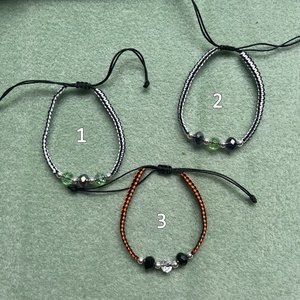 Kísérteties Makramé Karkötő - Halloween színekkel készült csomózott karkötő, színes üveggyöngyökkel, Beetlejuice  - otthon & életmód - dekoráció - halloween - halloweeni ékszerek - Meska.hu