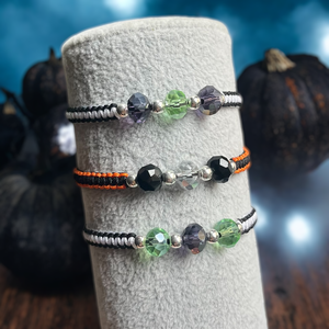 Kísérteties Makramé Karkötő - Halloween színekkel készült csomózott karkötő, színes üveggyöngyökkel, Beetlejuice  - Meska.hu