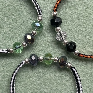 Kísérteties Makramé Karkötő - Halloween színekkel készült csomózott karkötő, színes üveggyöngyökkel, Beetlejuice  - otthon & életmód - dekoráció - halloween - halloweeni ékszerek - Meska.hu