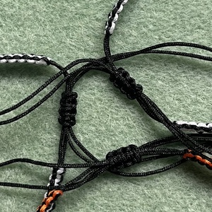 Kísérteties Makramé Karkötő - Halloween színekkel készült csomózott karkötő, színes üveggyöngyökkel, Beetlejuice  - otthon & életmód - dekoráció - halloween - halloweeni ékszerek - Meska.hu