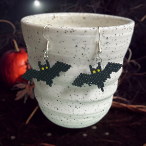 Denevér Szelídítő Fülbevaló - különleges technikával gyöngyfűzött lógós denevér fülbevalók, Halloween témában, egyedi - Meska.hu