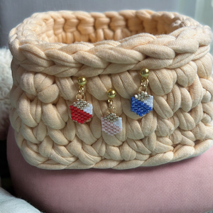 Aranycsillogás Hexagon Fülbevalók -hatszögletű, gyöngyfűzött, színes, lógós fülbevalók, aranyozott alap, elegáns, egyedi - ékszer - fülbevaló - lógó fülbevaló - Meska.hu