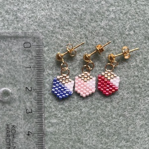 Aranycsillogás Hexagon Fülbevalók -hatszögletű, gyöngyfűzött, színes, lógós fülbevalók, aranyozott alap, elegáns, egyedi - ékszer - fülbevaló - lógó fülbevaló - Meska.hu