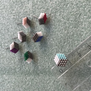 HexaTrio Gyöngy Fülbevaló - egyedi, kézzel fűzött, pötty fülbevaló, hatszögű geometrikus forma, fehér, ezüst, színes - ékszer - fülbevaló - pötty fülbevaló - Meska.hu