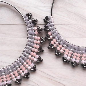 Rózsakvarc Harmónia - egyedi, kézzel készített karika fülbevaló, gyöngyfüzőtt díszítéssel, pasztel színek - ékszer - fülbevaló - karika fülbevaló - Meska.hu