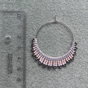 Rózsakvarc Harmónia - egyedi, kézzel készített karika fülbevaló, gyöngyfüzőtt díszítéssel, pasztel színek - ékszer - fülbevaló - karika fülbevaló - Meska.hu