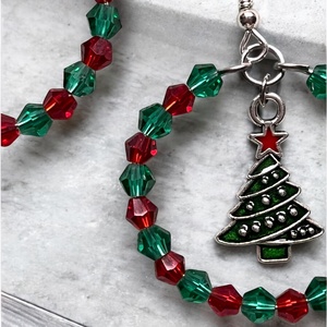 Karikás Fenyővarázs - karika fülbevaló, zöld piros üveggyöngyökkel, farácsonyfa charm dísszel, lógós fülbevaló - karácsony - karácsonyi ruházat - karácsonyi ruha kiegészítők - Meska.hu