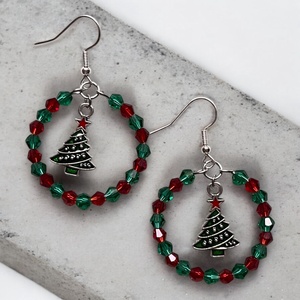 Karikás Fenyővarázs - karika fülbevaló, zöld piros üveggyöngyökkel, farácsonyfa charm dísszel, lógós fülbevaló - karácsony - karácsonyi ruházat - karácsonyi ruha kiegészítők - Meska.hu