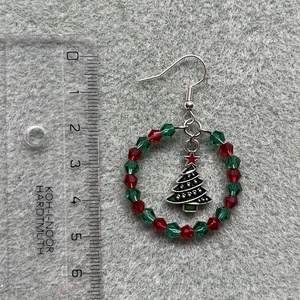 Karikás Fenyővarázs - karika fülbevaló, zöld piros üveggyöngyökkel, farácsonyfa charm dísszel, lógós fülbevaló - karácsony - karácsonyi ruházat - karácsonyi ruha kiegészítők - Meska.hu
