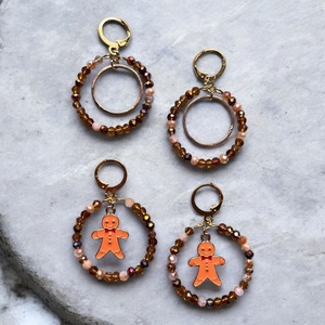 Mézeskalács Karika - lógós, karika fülbevaló, választható charm-mal, véletlenszerű barna gyöngyök, egyedi és elegáns  - karácsony - karácsonyi ruházat - karácsonyi ruha kiegészítők - Meska.hu