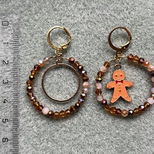 Mézeskalács Karika - lógós, karika fülbevaló, választható charm-mal, véletlenszerű barna gyöngyök, egyedi és elegáns  - karácsony - karácsonyi ruházat - karácsonyi ruha kiegészítők - Meska.hu