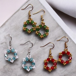 Színpompás Téli Fülbevalók - lógós, kör alaku, gyöngyös fülbevalók, választható karácsonyi színekben, elegáns és egyedi - karácsony - karácsonyi ruházat - karácsonyi ruha kiegészítők - Meska.hu