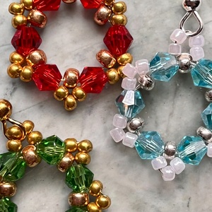 Színpompás Téli Fülbevalók - lógós, kör alaku, gyöngyös fülbevalók, választható karácsonyi színekben, elegáns és egyedi - karácsony - karácsonyi ruházat - karácsonyi ruha kiegészítők - Meska.hu