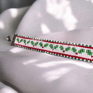 Karácsonyi Fagyöngy Karkötő - kézzel készített, gyöngyfűzött karkötő fagyöngy motívum, állítható méretű, ajándékdobozban - karácsony - karácsonyi ruházat - karácsonyi ruha kiegészítők - Meska.hu